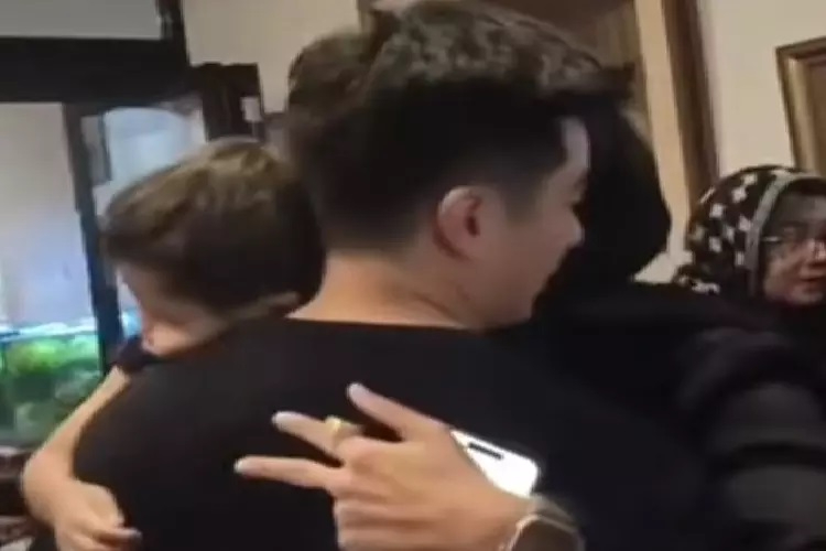 Interaksi Paula Verhoeven saat Melayat ke Rumah Baim Wong