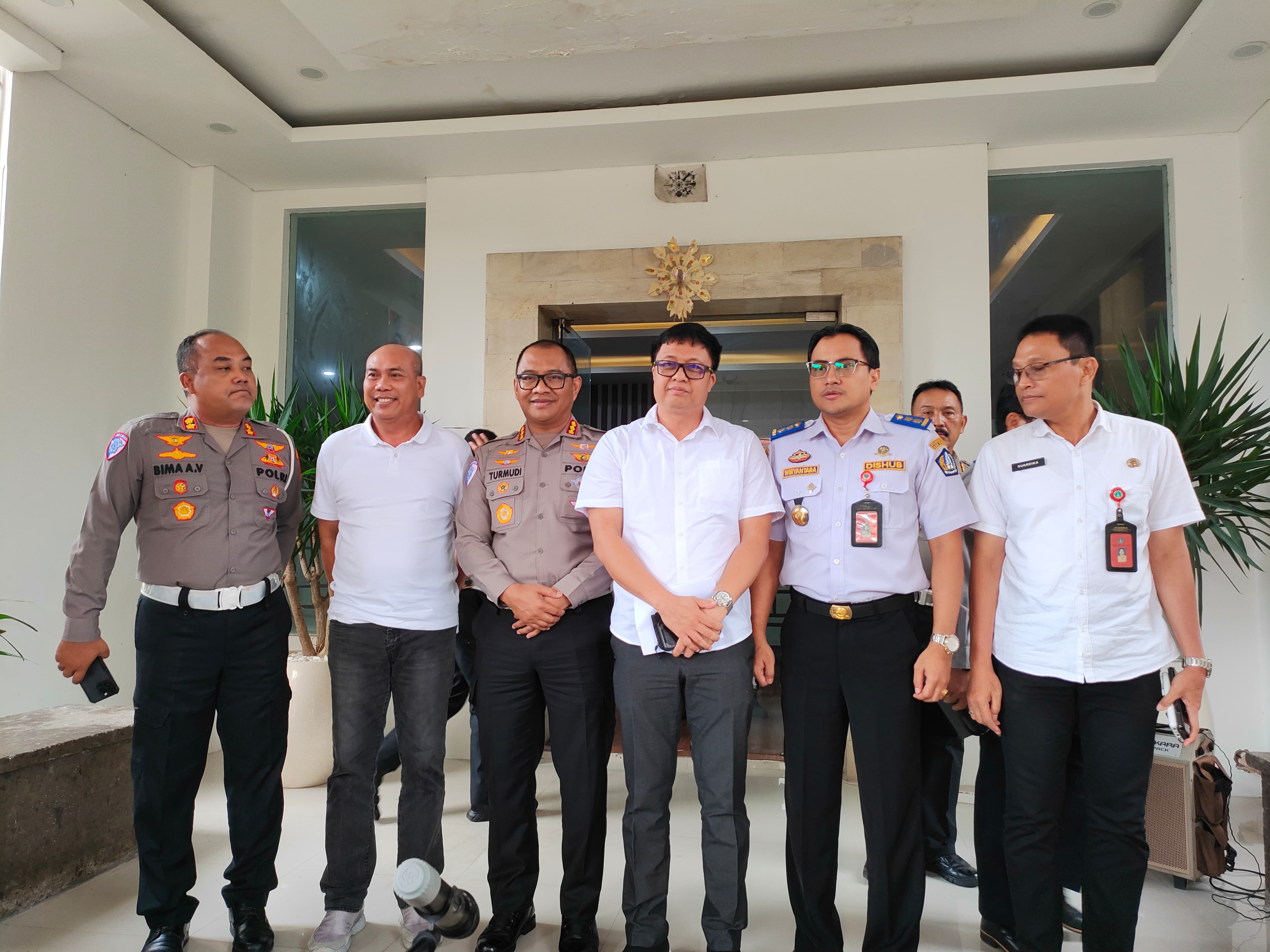 Dirlantas Polda Bali Kombespol Turmudi (tiga dari kiri) bersama Sekdis PUPR Badung Nyoman Kariasa (tiga dari kanan) dan stakeholder terkait lainnya. (Bali Express/I Gede Paramasutha)