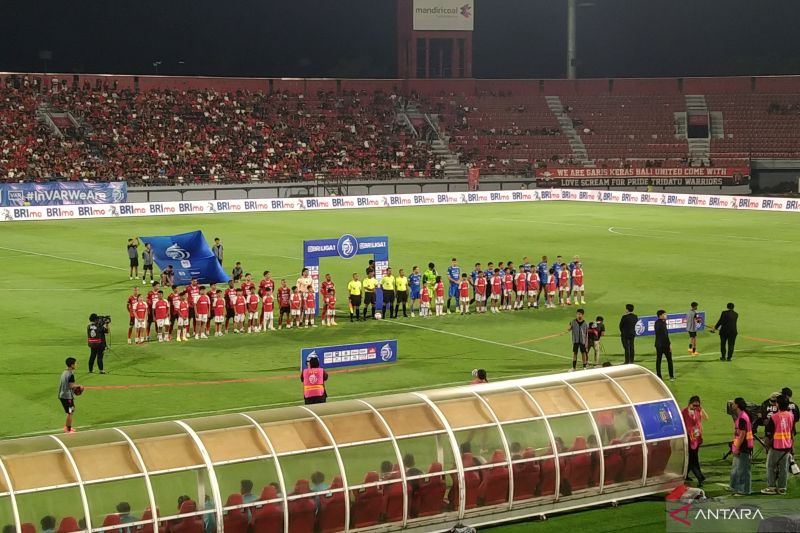 Bali United ditahan imbang 1-1 melawan Persib Bandung pada laga lanjutan pekan ke-12 Liga 1 Indonesia 2024/2025 di Stadion Kapten I Wayan Dipta, Kabupaten Gianyar, Bali, Selasa (7/1/2025)