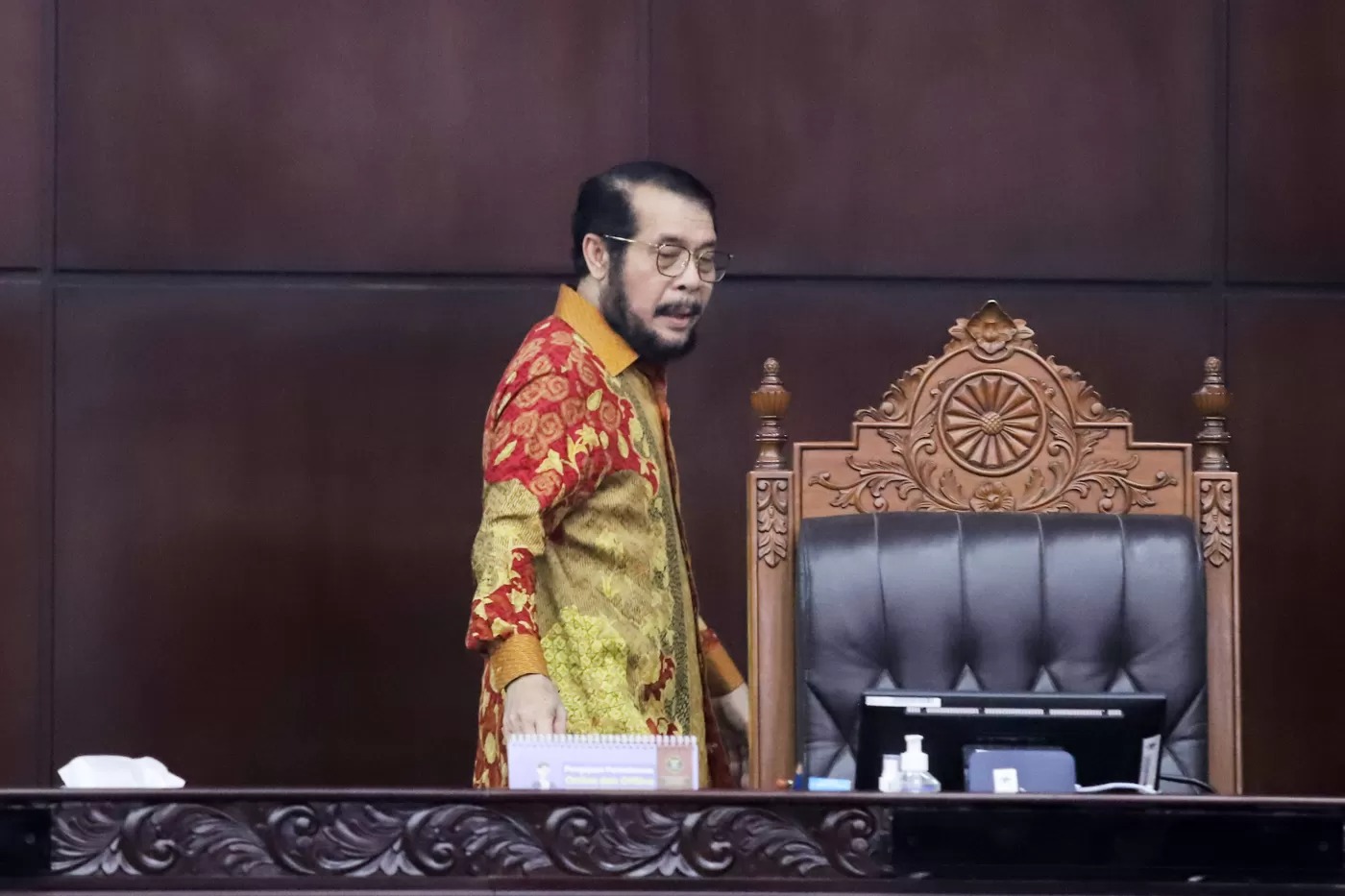 JATUH: Mantan Ketua Mahkamah Konstitusi (MK) Anwar Usman dikabarkan terjatuh di rumahnya sehingga harus dirawat di rumah sakit.