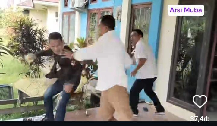 Beredar video aksi baku hantam seorang warga dan Kadis Perindag Halmahera Barat