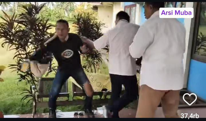 Beredar video aksi baku hantam seorang warga dan Kadis Perindag Halmahera Barat