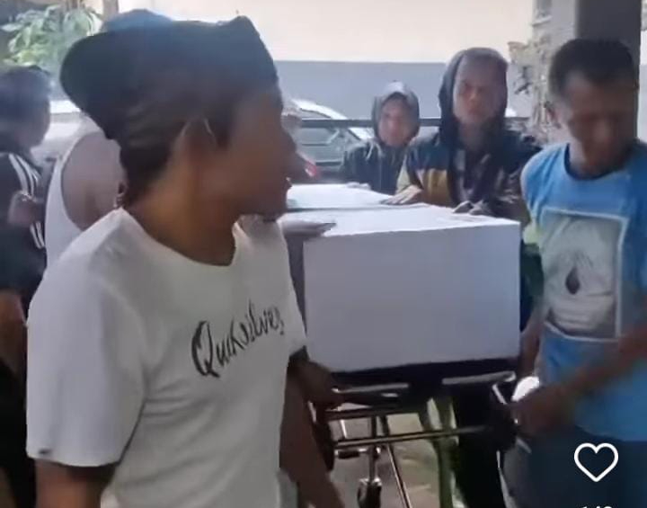 Peti Jenazah Nurhayati tiba di rumah duka Desa Gitgit, Buleleng