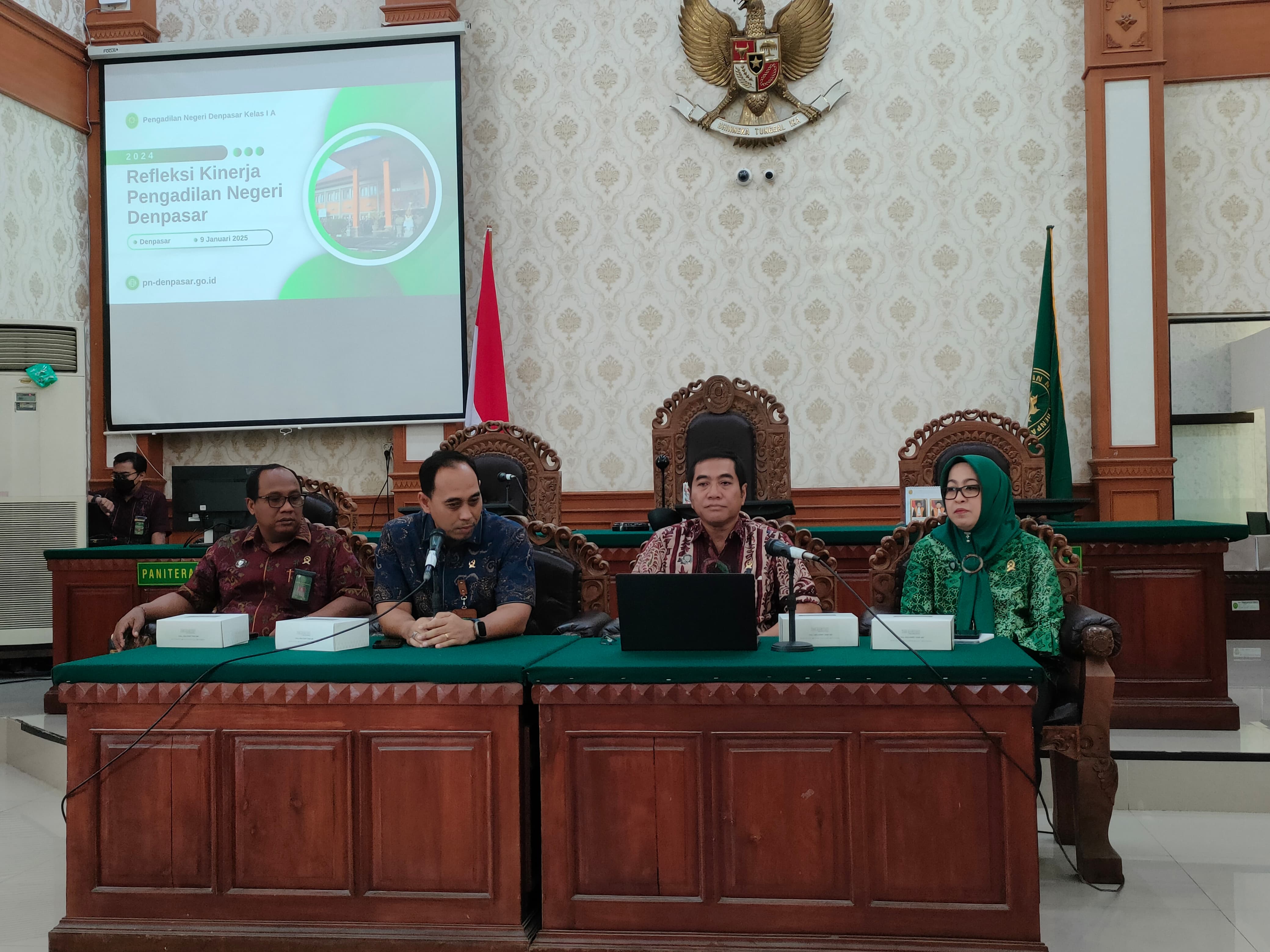 Kepala PN Denpasar I Nyoman Wiguna (dua dari kanan) didampingi Wakil Kepala PN Heriyanti dan Juru Bicara PN Gde Putra Astawa dan Wayan Suarta. (Bali Express/I Gede Paramasutha)