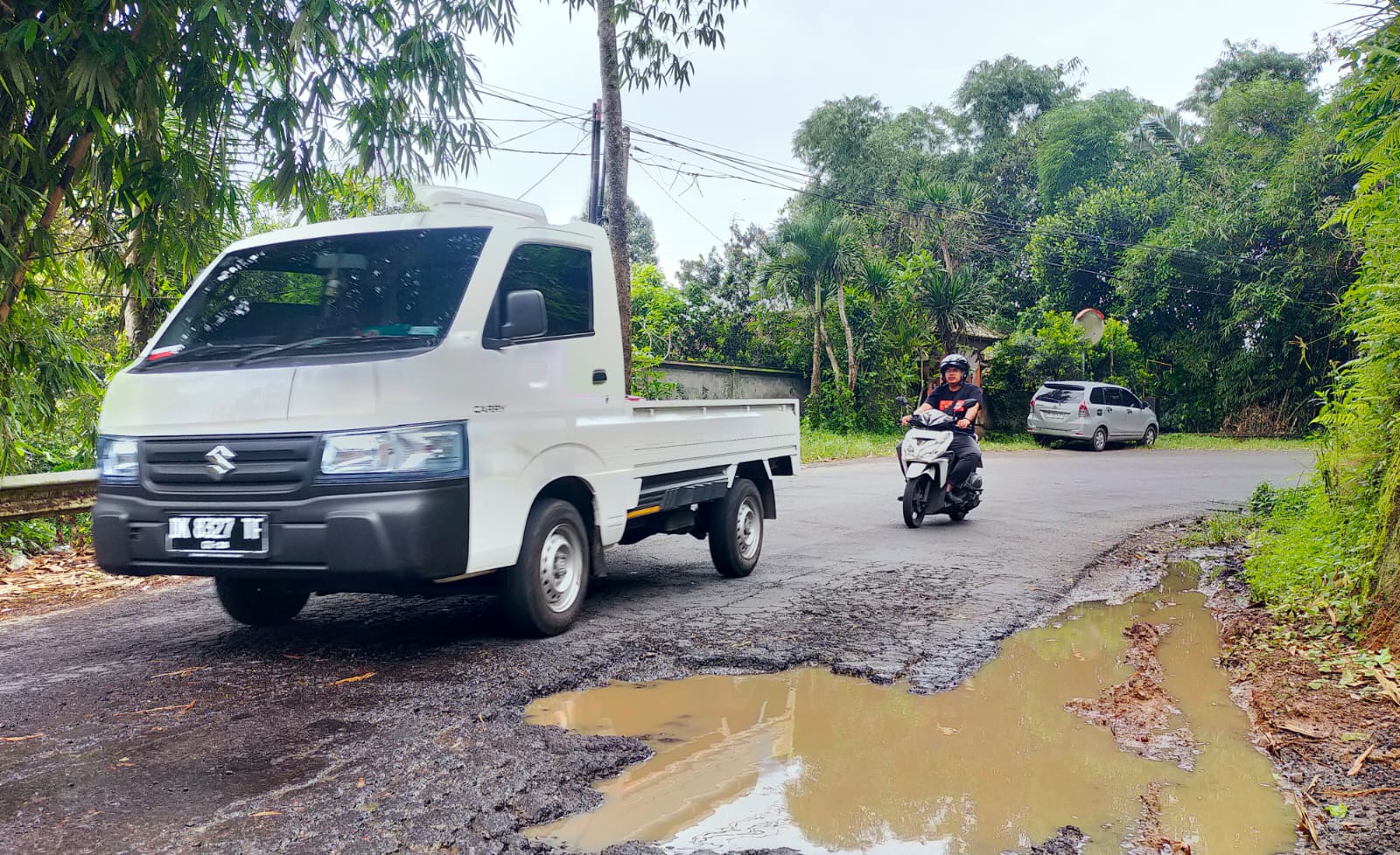 Jajan rusak di jalur Kota Bangli-Kecamatan Susut. Statusnya jalah provinsi.