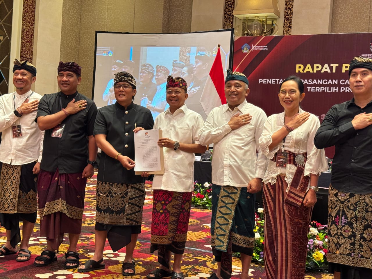 SAH: Penyerahan SK Penetapan Paslon Pilgub Bali 2024 kepada Wayan Koster-I Nyoman Giri Prasta oleh KPU Bali di Badung, Kamis (9/1).