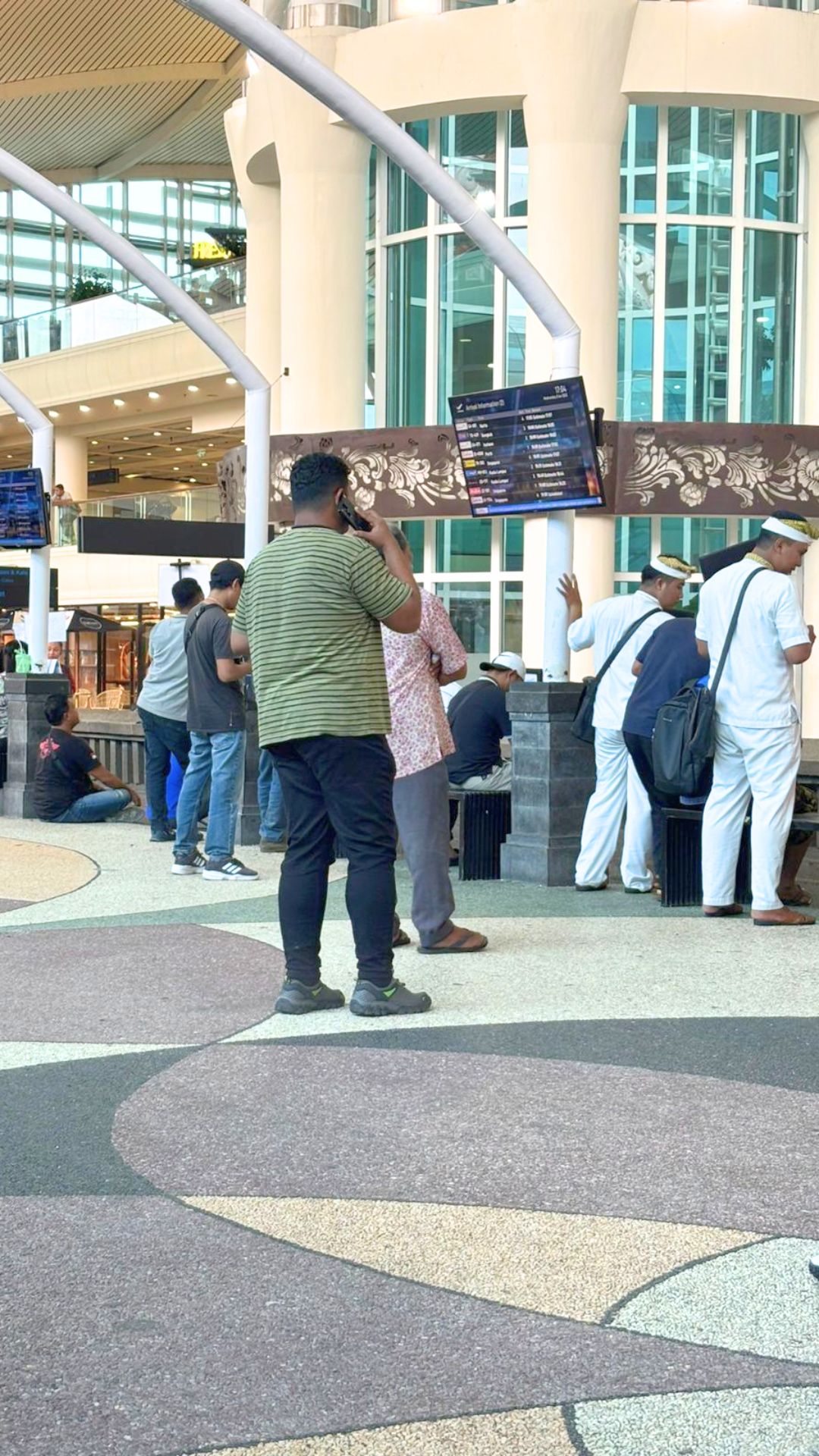 WNA yang diamankan karena diduga menjadi pemandu wisata di Bali. (Bali Express/Istimewa)