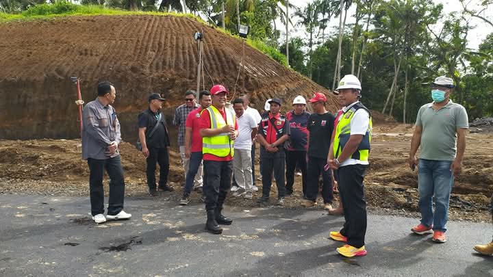 Bupati Bangli Sang Nyoman Sedana Arta saat meninjau proyek Bangli Sport Center belum lama ini.