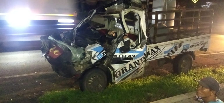 Daihatsu Pikap nopol DK 8568 WP usai hantam Truk mogok di Jalan Utama Denpasar-Gilimanuk KM 113-114, Desa Melaya, Kecamatan Melaya, Kabupaten Jembrana, Kamis (9/1).