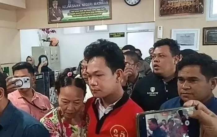 Agus Buntung menangis saat akan dibawa ke Lapas Kelas IIA Kuripan, Lombok Barat