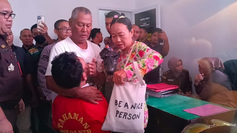 Agus Buntung menangis saat akan dibawa ke Lapas Kelas IIA Kuripan, Lombok Barat