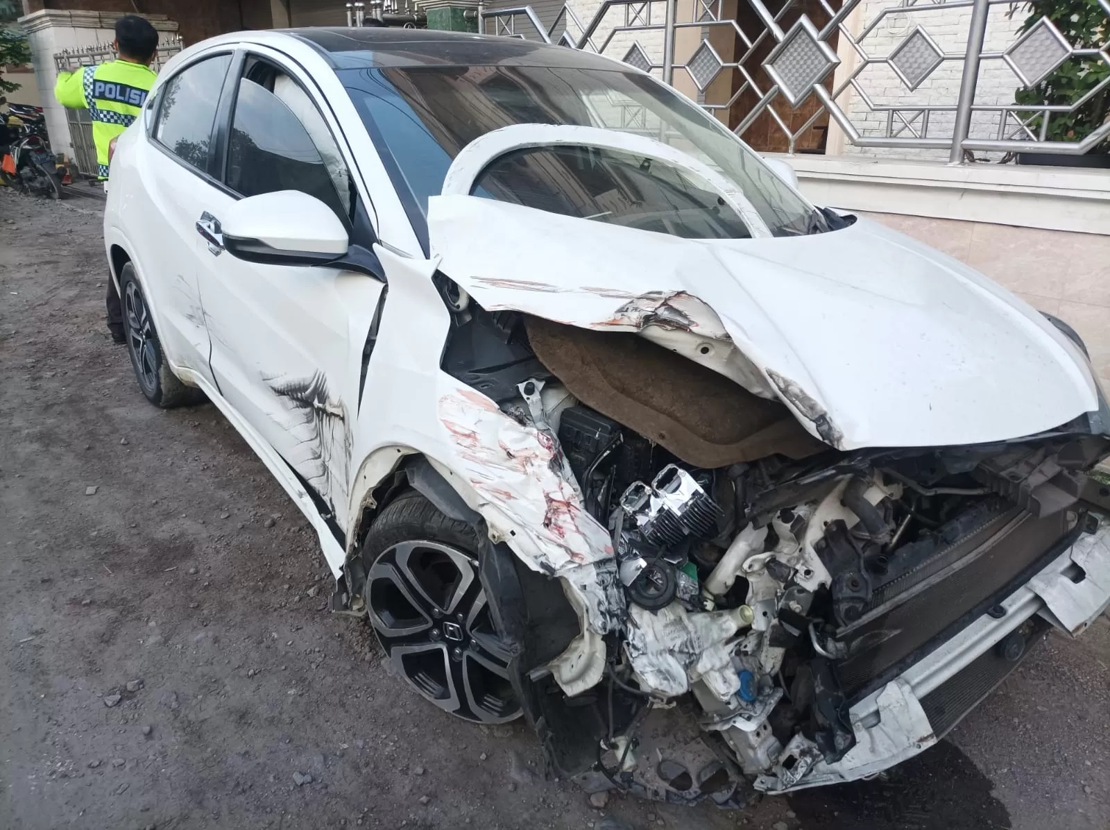 RINGSEK: Tragedi kecelakaan lalu lintas menorehkan duka di Kabupaten Gresik. Salah satunya dua mobil dan motor (Yudhi Radar Gresik)