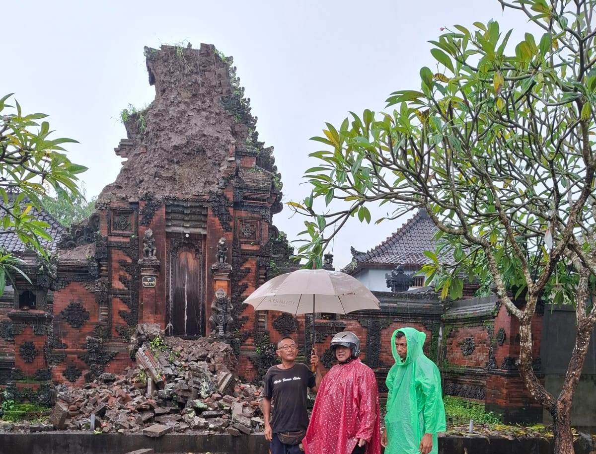 Candi Kurung Pura Dalem Saren, sebuah bangunan kuno berusia ratusan tahun, dilaporkan roboh pada Jumat (10/1) dini hari.