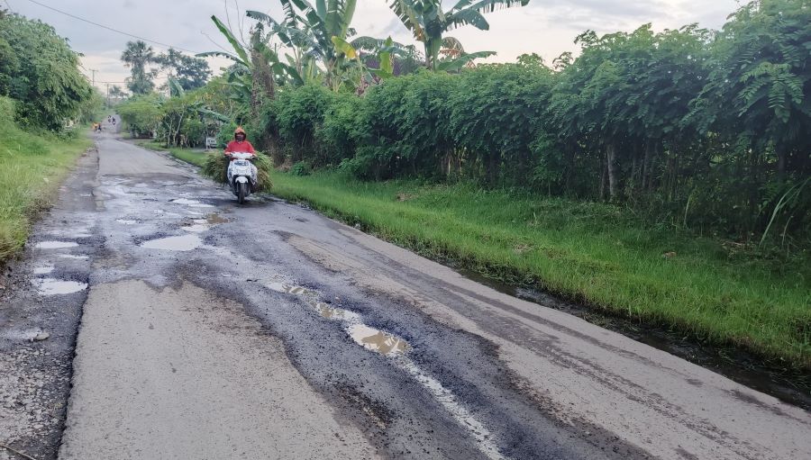 Salah satu ruas jalan rusak di Kabupaten Jembrana.