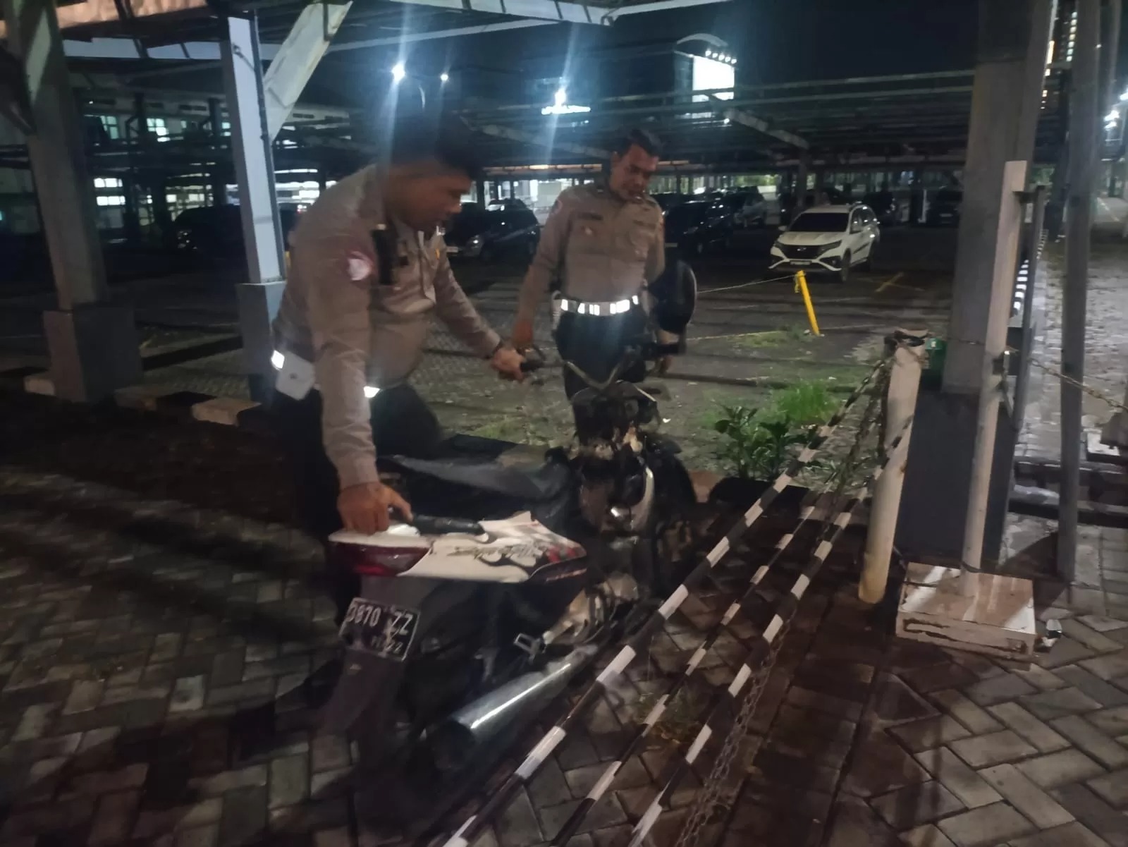 LAKA: Polisi evakuasi motor korban kecelakaan yang ditemukan tergeletak di Jalan Ahmad Yani Surabaya, tanpa identitas.