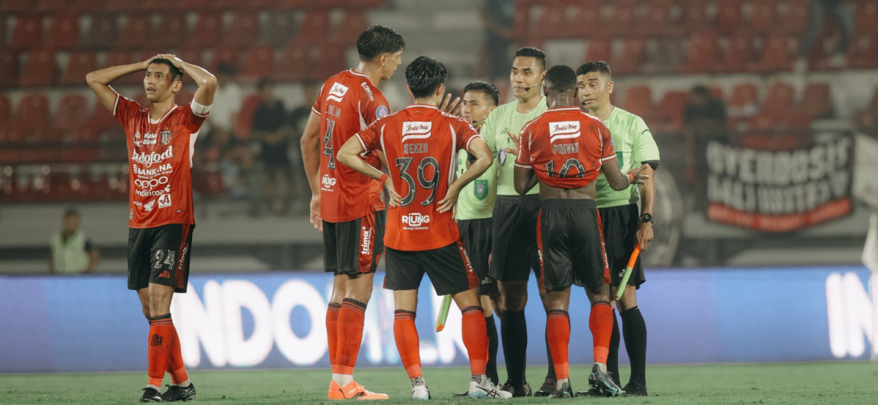 Ricky Fajrin (kiri) absen saat Bali United menjamu Persib Bandung Selasa (7/1/2025).
