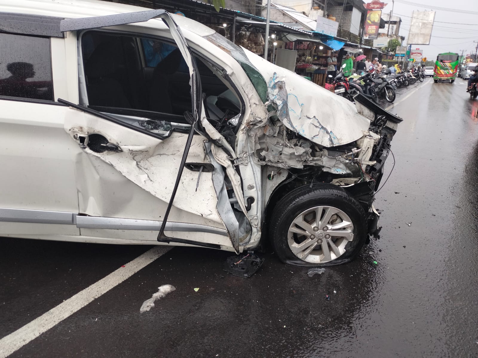 RINGSEK: Kondisi mobil Avanza seusai hantam pantat truk di depan Pasar Bajera, Banjar Dinas Bajera Kaja, Desa Bajera, Kecamatan Selemadeg, Kabupaten Tabanan.