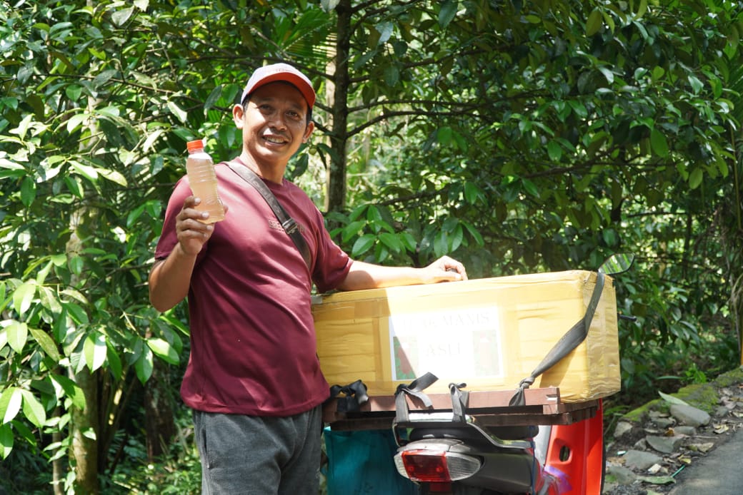 Wayan Pasek Soar Adnyana saat menjajakan tuak manis berkeliling desa Silangjana hingga ke desa Suwug, Kecamatan Sawan, Buleleng, Bali.