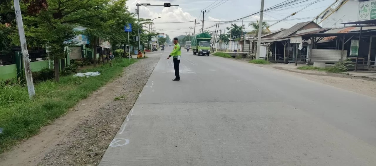ecelakaan maut kembali terjadi di Gresik. Dua pelajar perempuan, Rywin Anggun Ratu Irsadya (17) dan Violina Regina Ratnamaya (18) (Yudhi Radar Gresik)