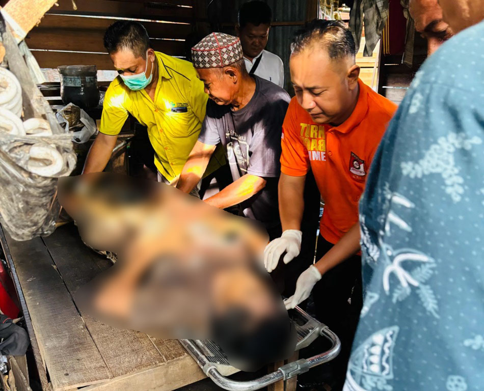 EVAKUASI : Anggita Polsek Kebomas dibantu tim identifikasi Polres Gresik saat melakukan evakuasi korban I Putu Eka Darsana Yasa. (Yudhi Radar Gresik)