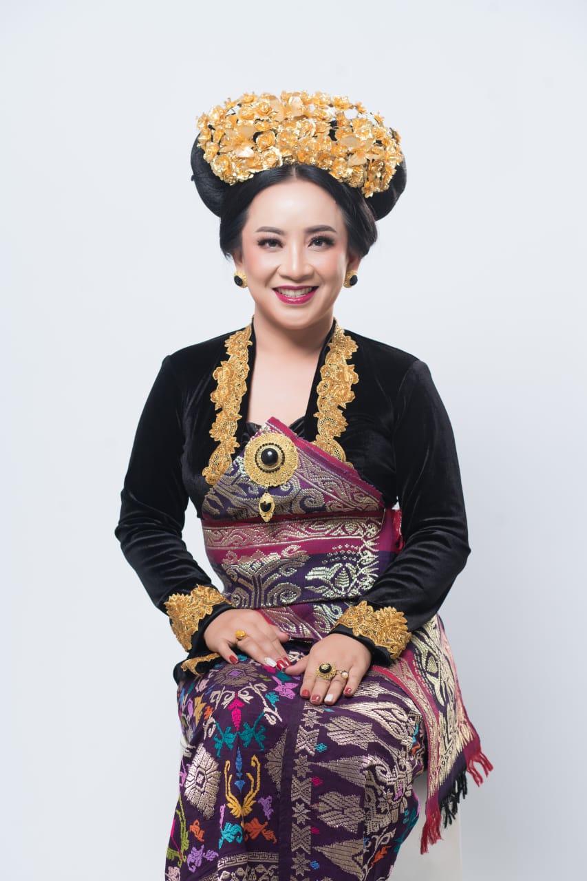 TINJU: Kadek Weisya Kusmiadewi, Ketua Pertina yang juga wakil ketua DPRD Karangasem, bangkitkan tinju lantaran dapat amanah langsung De Gadjah.