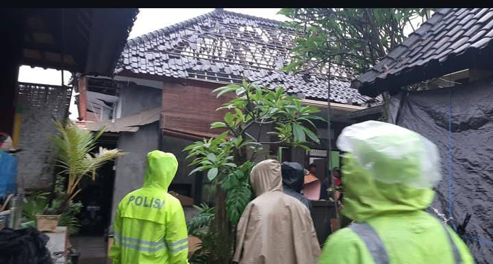 Petugas Kepolisian mengecek rumah warga di Desa Ketewel yang tersambar petir