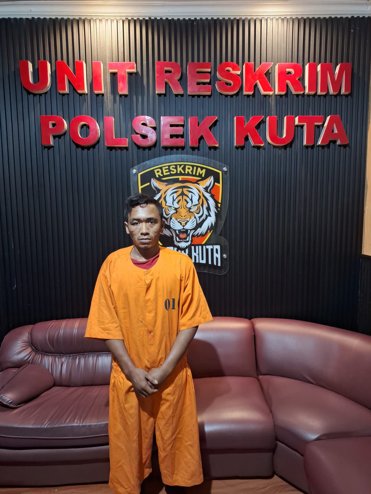 Andi diringkus oleh Polsek Kuta ketika sedang mendorong motor curian di Jalan Bypass Ngurah Rai. (Bali Express/Istimewa)