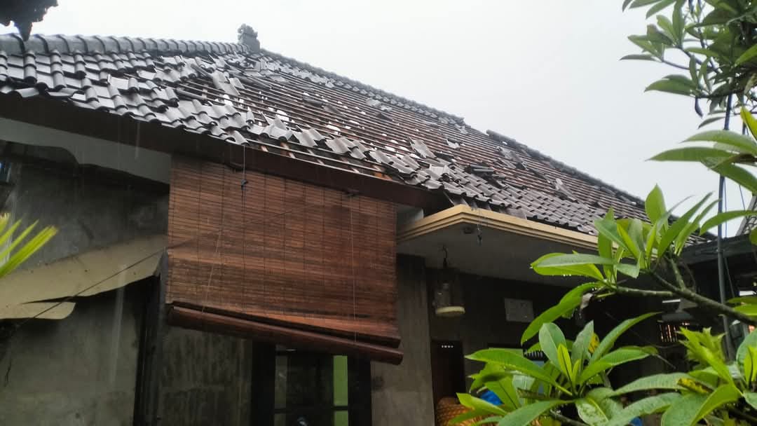 Kondisi atap rumah milik I Made Reti, hancur berantakan akibat disambar petir Kamis malam (9/1/2025).