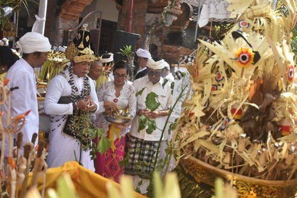 Salah satu yadnya yang dilaksanakan umat Hindu Bali.