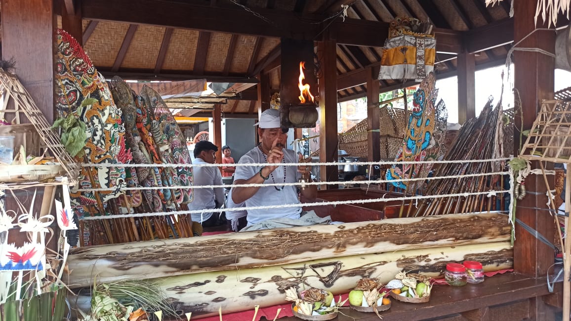 Prosesi nyapuleger bagi orang kelahiran di Wuku Wayang