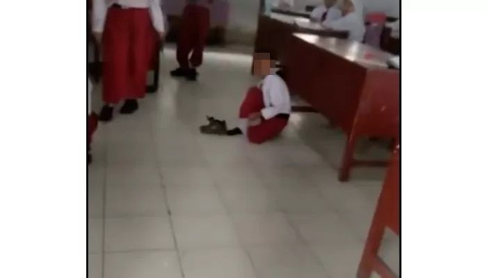 Hotman Paris Siap Bayarkan SPP Anak yang Dihukum Duduk di Lantai
