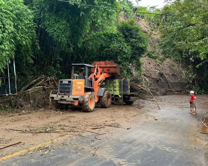 Tim Reaksi Cepat BPBD Bali dengan pihak terkait membersihkan jalan longsor di Banjarangkan, Klungkung