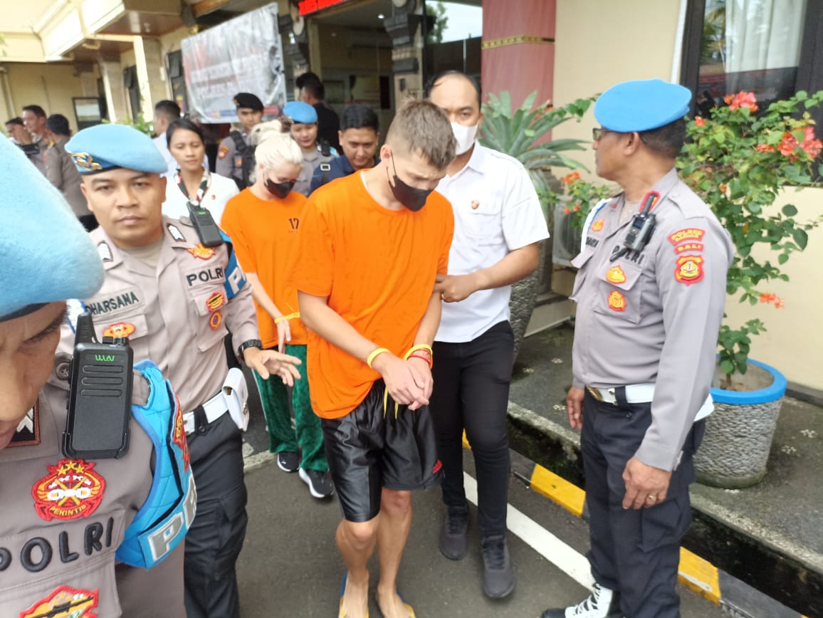Dua tersangka asal Rusia yang jalankan bisnis prostitusi online internasional di Bali. (Agung Bayu/Bali Express)