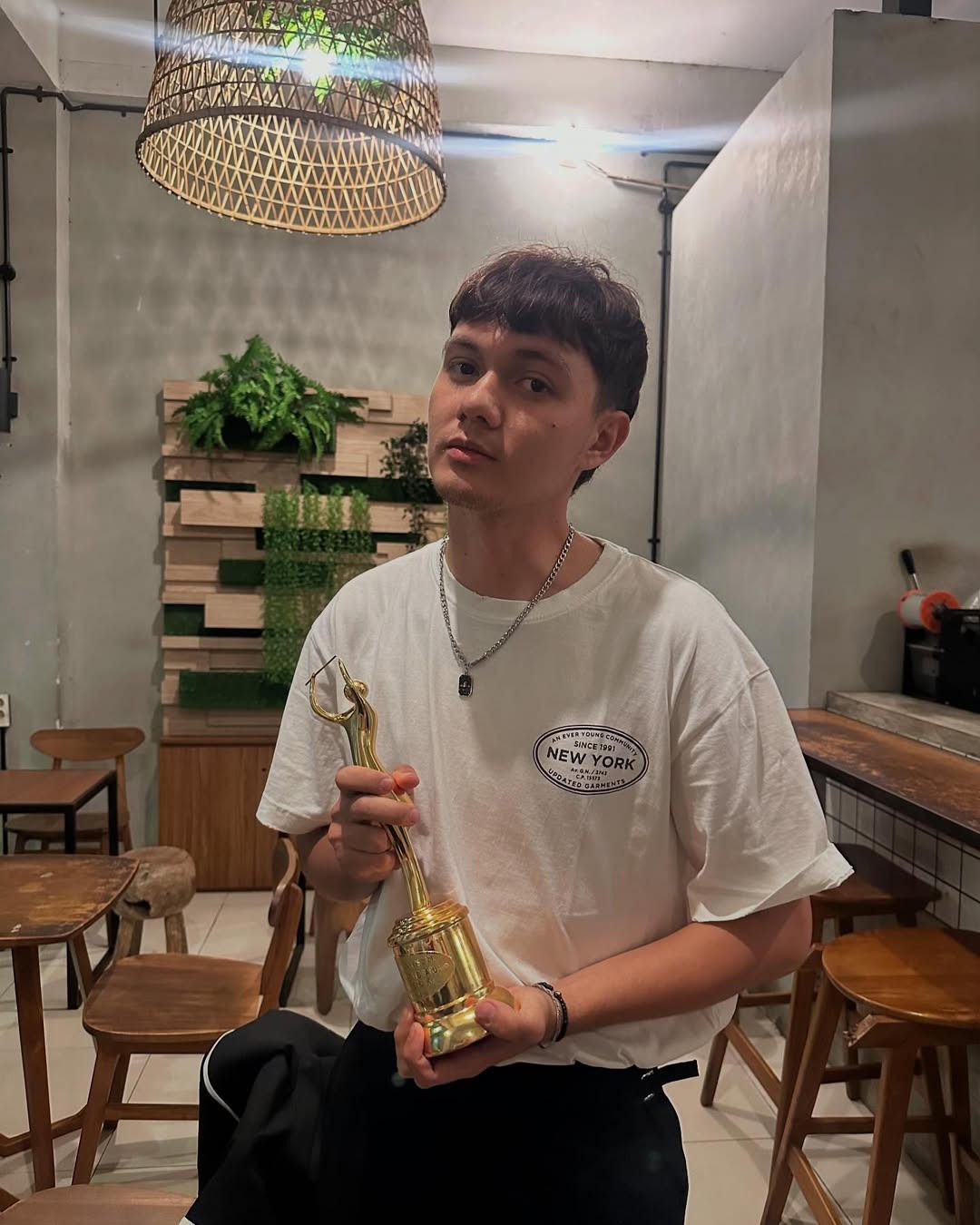 JATUH HATI: Nyoman Paul Fernando Aro dikenal luas setelah ikut ajang pencarian bakat populer Indonesian Idol. Dengan wajah ganteng dan suaranya yang merdu,  banyak orang jatuh hati kepadanya.