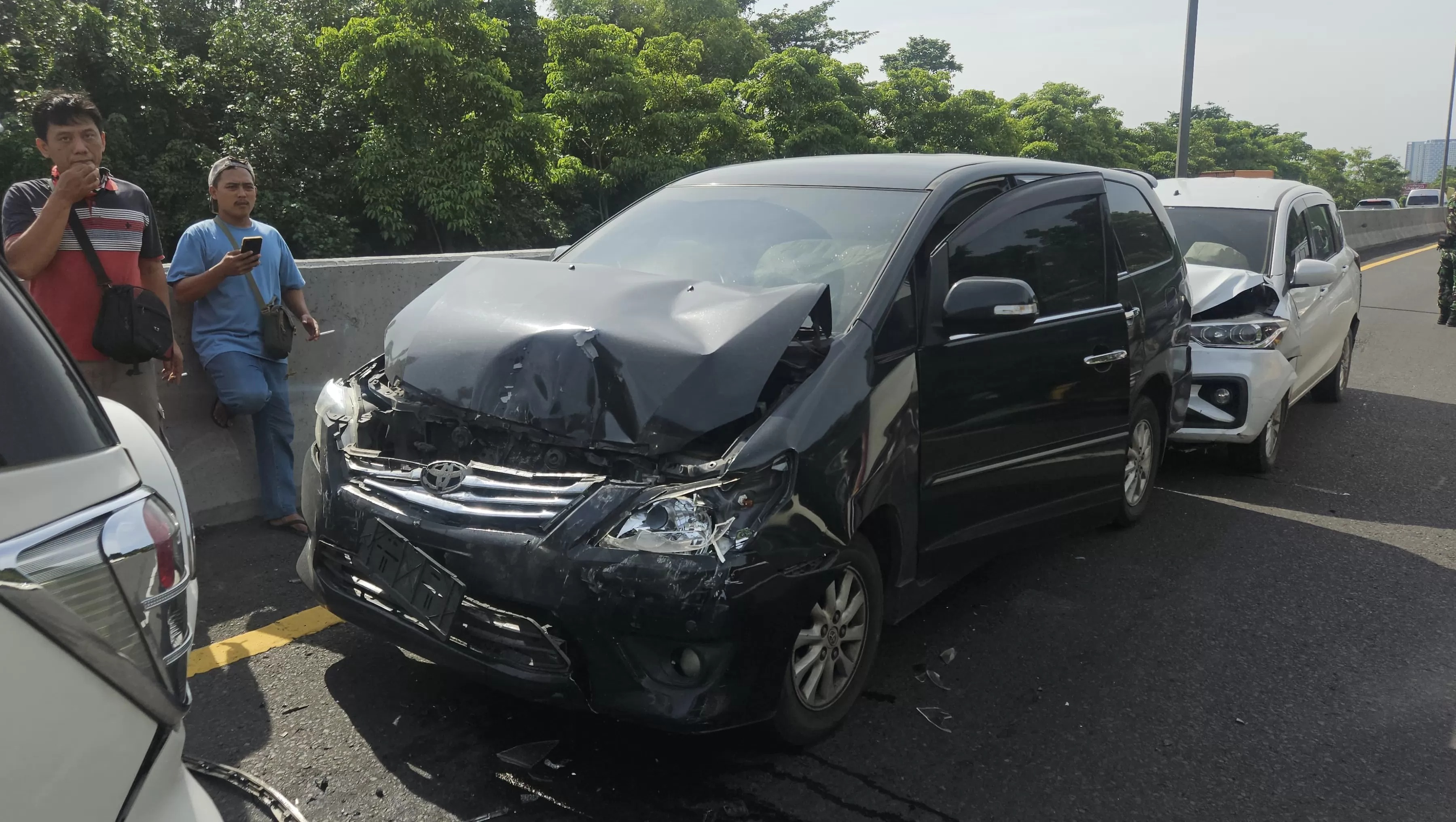RINGSEK : Kondisi mobil usai mengalami tabrakan beruntun di tol Sidoarjo arah Waru, Senin (13/1). Kecelakaan ini libatkan enam mobil.