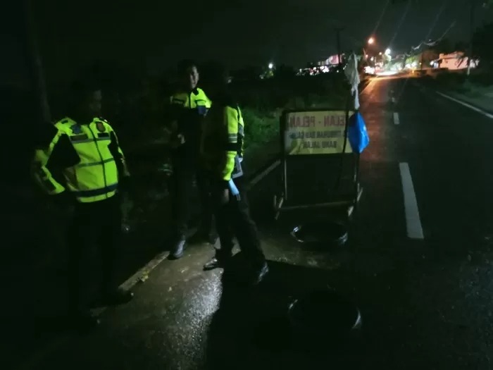 KECELAKAAN: Sepasang kekasih mengalami kecelakaan lantaran menabrak batu pengganjal rambu papan proyek di Jalan Budug - Kwadungan.