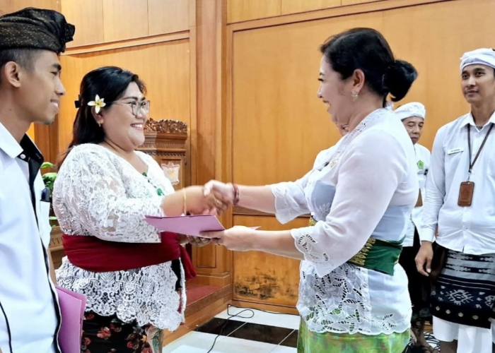 DISERAHKAN : Penyerahan Surat Keputusan (SK) Perpanjangan Kontrak Pegawai Pemerintah Non Pegawai Negeri (PPNPN) untuk Tahun Anggaran 2025.