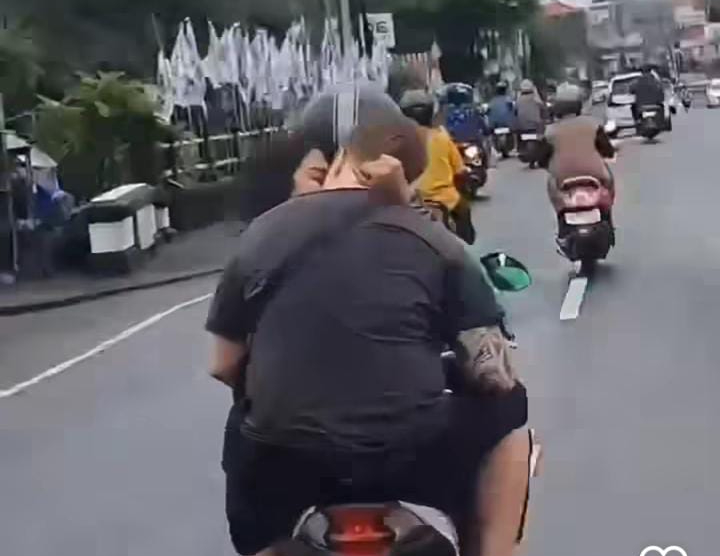 Aksi nyeleneh bule di Bali dengan naik ojek online sambil berciuman