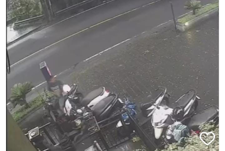 Seorang pria terekam CCTV mencuri helm di Tabanan