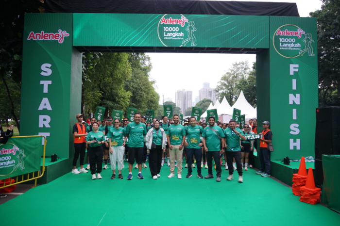 Cegah Osteoporosis bersama Anlene yang diikuti oleh 10 ribu warga yang berjalan kaki 10 ribu langkah dalam rangka menjaga kesehatan tulang di GBK Jakarta.
