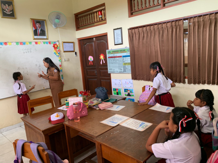 Bu Guru Arini kini aktif membagikan momen saat mengajar di SLB