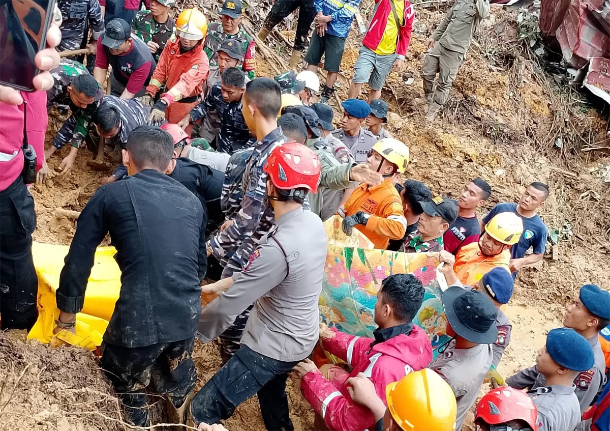 LONGSOR: Hujan deras picu Longsor di Kota Batam pada Senin dini hari (13/1), mengakibatkan tiga orang tewas tertimbun dan satu korban masih dalam pencarian.