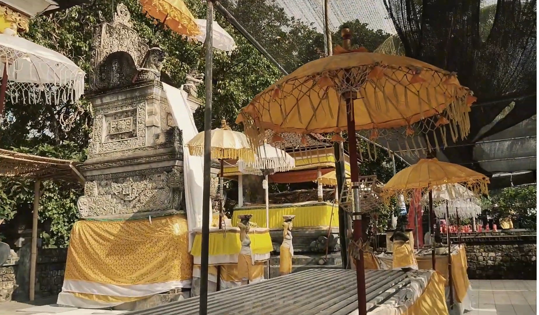 Pura Labuhan Aji di Desa Temukus, Kecamatan Banjar, Buleleng yang menjadi bukti persinggahan Dang Hyang Nirartha saat melaksanakan perjalanan spiritual