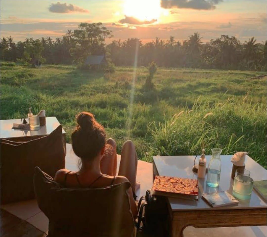 Cafe Pomegranate Ubud menjadi tempat ngopi di tengah sawah sembari menikmati senja