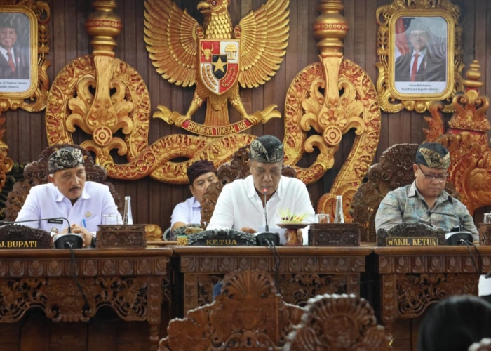DPRD Klungkung menggelar Rapat Paripurna Istimewa dengan agenda pengumuman hasil penetapan calon Bupati dan Wakil Bupati Klungkung terpilih pada Pilkada 2024, Rabu (15/1/2025).