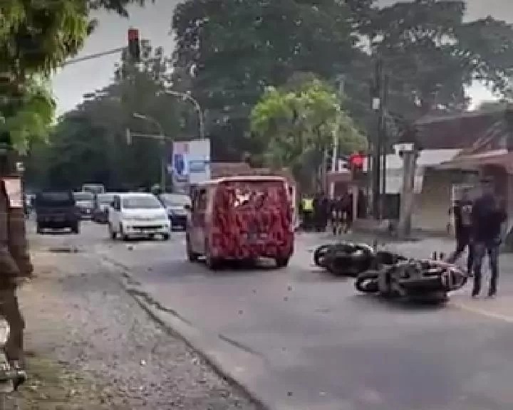 BENTROK: Tangkapan layar video amatir yang merekam bentrokan ormas Pemuda Pancasila dan GRIB di perempatan Karangjati, Blora, Jawa Tengah, Selasa (14/1)