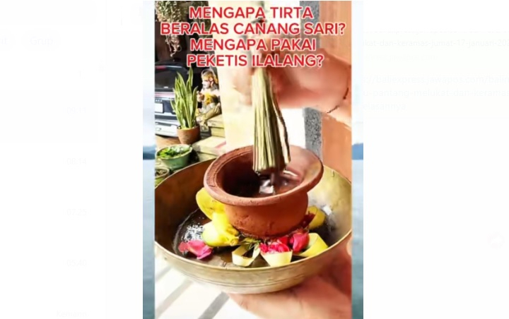 Memercikkan tirta sebaiknya beralaskan canangsari dan menggunakan peketis ilalang