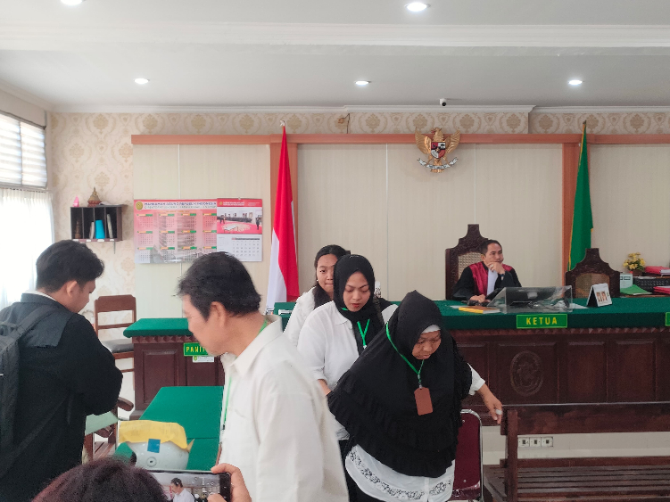 Sidang perdana lima terdakwa kasus pengeroyokan di Pengadilan Negeri Denpasar.