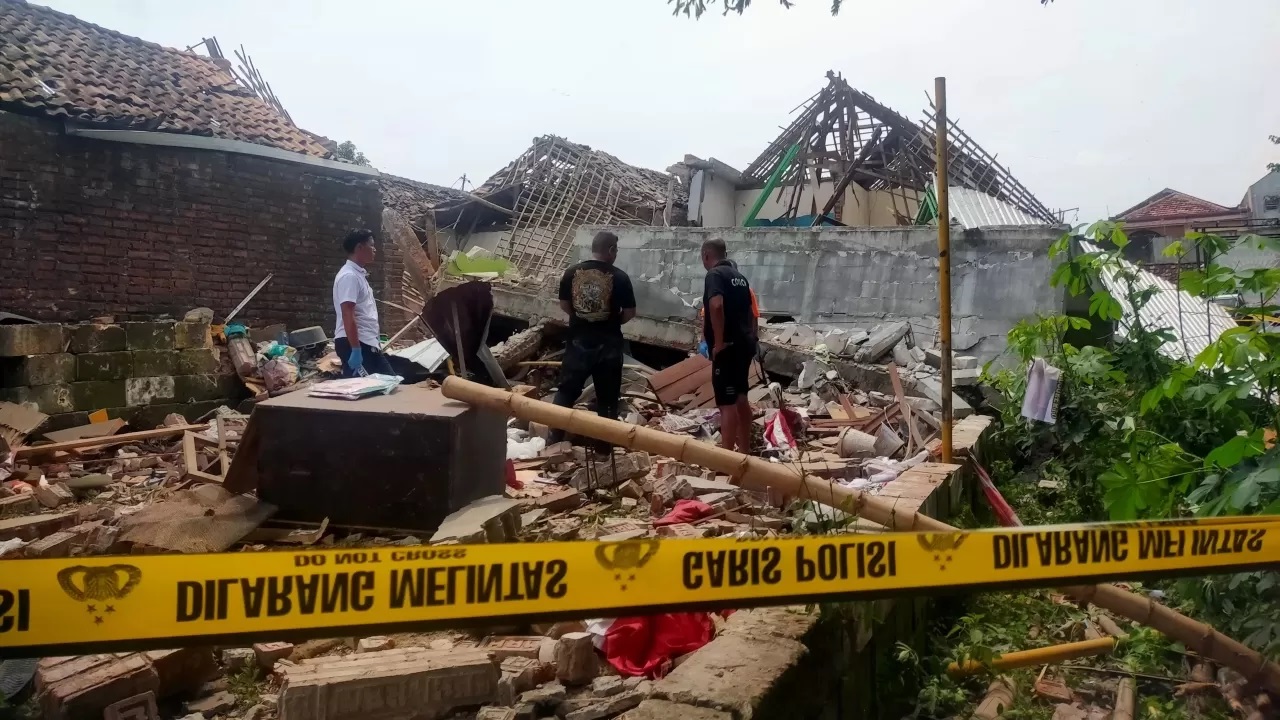 LULUH LANTAK: TKP rumah yang meledak di Desa Sumolawang, Mojokerto, Jawa Timur. Akibatnya dua orang jadi korban. (Martda Vadetya/Radar Mojokerto)