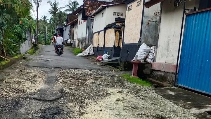 JALAN RUSAK: Kondisi jalan rusak di Desa Takmung, Klungkung. (Pemdes Takmung)